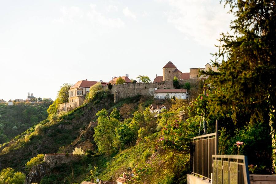 Znojemský hrad na skále nad zeleným údolím