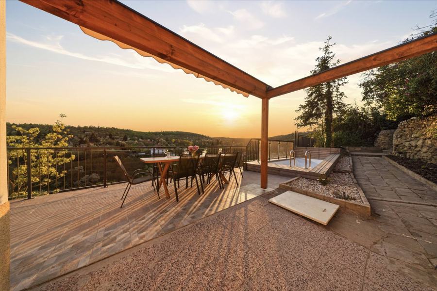Pergola a terasa při západu slunce