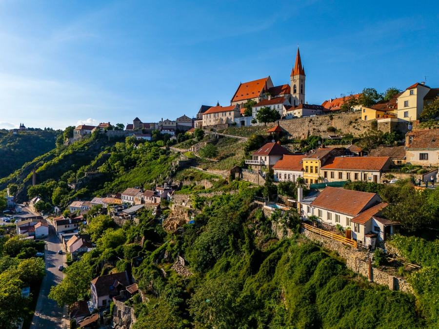 Znojmo – kostel sv. Mikuláše a domy na skalách nad údolím Dyje
